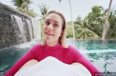 Красивая блондинка прямо из бассейна начала делать челу минет