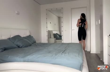 Спортивная подружка крутит попкой в лосинах и хочет траха