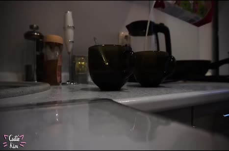 Молодая русская пара снимает на телефон утреннюю оргию