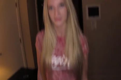 Улыбчивая блондинка запросто сделала минет перед мобилой