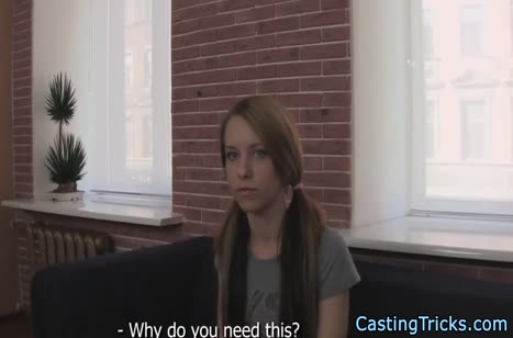 Русская шлюшка охотно пришла попробовать себя в порнуху