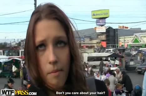 Доступная русская шлюшка готова трахаться за бабки на камеру