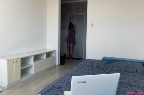 Хитрая девочка под предлогом помощи с компом позвала парня в гости