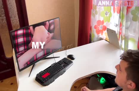 Русская чика застала парня за порнухой и согласилась на трах