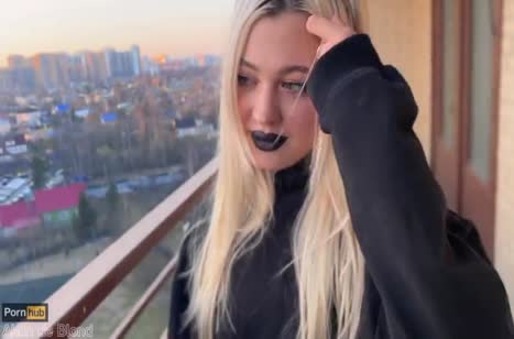 Облапал эмо соседку и чпокнул не снимая одежды