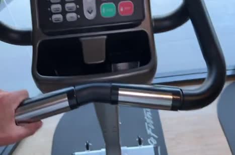 Тренер ловко охмурил молодую спортсменку в зале