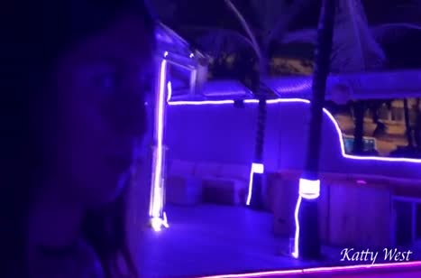 Русская брюнетка снимает вечерний анал