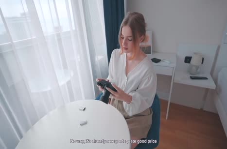 Деваха одела чулочки и уселась на кровать перед парнем