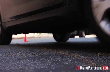 Деваха не сдала на права и устроила перепихон с инструктором