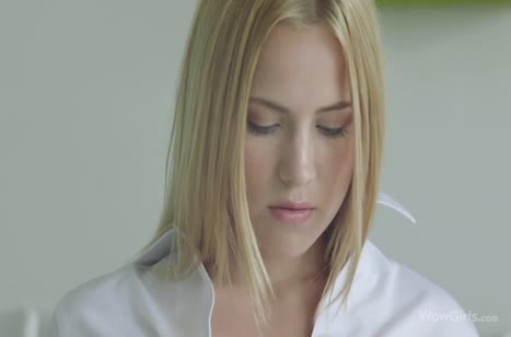 Хрупкая студентка Nikki Hill пихает в попку секс игрушку