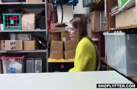 Молодую воровку заставили трахаться на складе