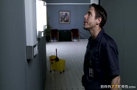 Пета Дженсен трахается с уборщиком в зомби апокалипсис