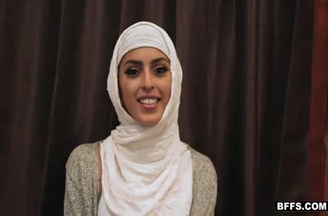 Три пошлые мусульманки по очереди испытывают большой член негра