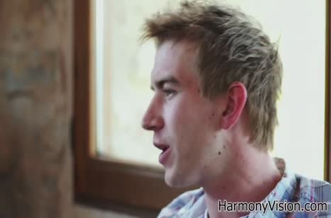 Парни обхаживают красивую бабенку и прут ее во все дырки