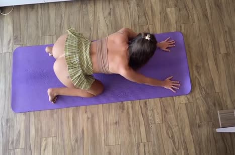 Подруга сразу принимает перед парнем откровенную позу