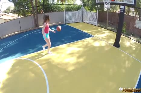 Симпатичная Данни Риверс проиграла писю в баскетбол