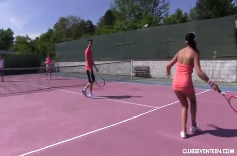 Теннисистки устроили групповую трахалку прямо на корте