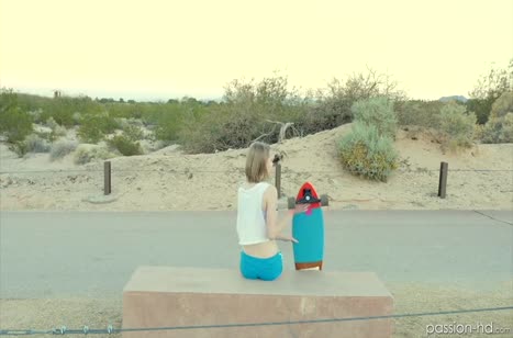 Скейтер трахнул красивую блондинку прямо на лавочке