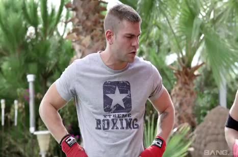 Девушки вырубили тренера и решили загладить вину сексом