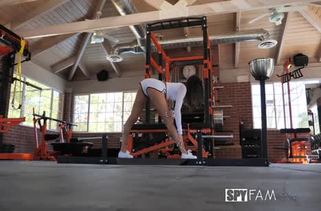 Спортсменку Emily Willis отымели перед камерой в зале