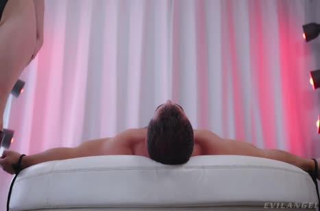 Scarlet Chase в секс наряде пристроилась на большой член