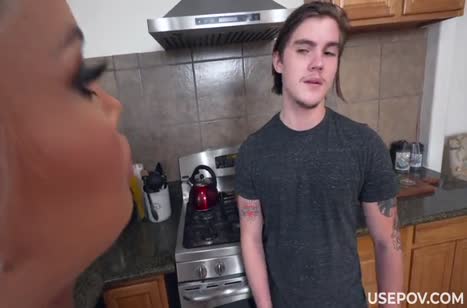 Недотраханная милфа Bridgette B нашла способ как следует раскачать самцов