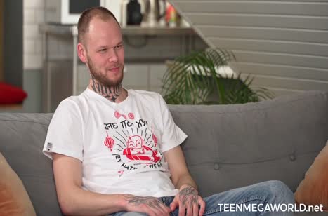 Намял попку девочки и присунул большой член