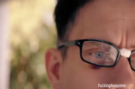 Рыжая сучка в экстазе от большого хера очкарика