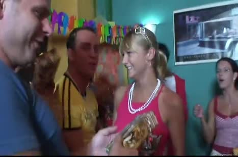 Пьяные девки устроили беспорядочную групповуху на Днюхе