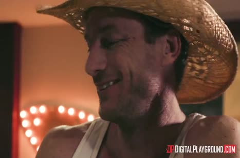 Молодая Arya Fae устроила с крепышом развратное соитие