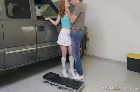 Рыженькая сучка Элла Хьюз активно соблазняет механика