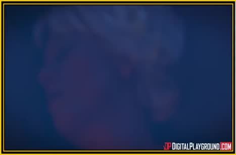 Грудастая сотрудница сама клеится к боссу