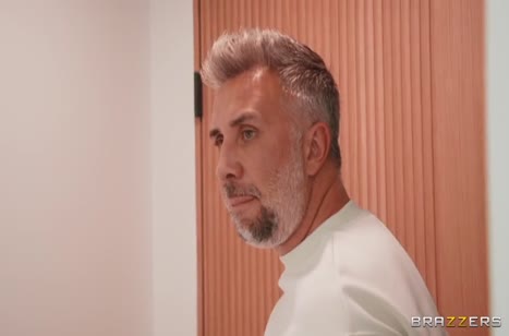 Пока муж не видит его развратная жена совратила соседа