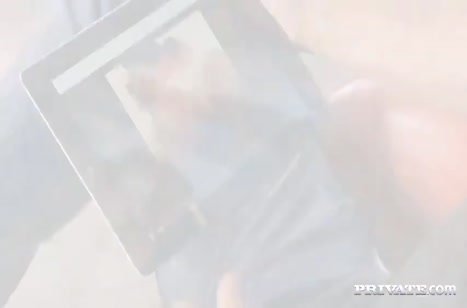 Брюнетка эротично танцует мужику и дает в жопу