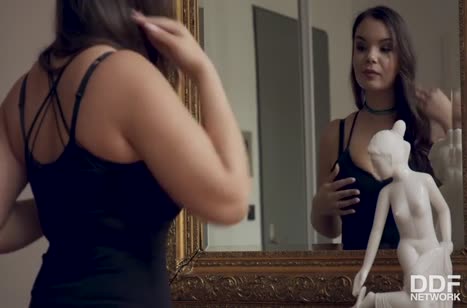 Sofia Lee встречает гостя в очень сексуальном платье