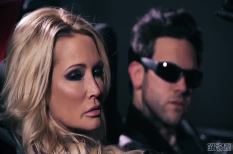 Богатая сучка Jessica Drake кувыркается с двумя самцами