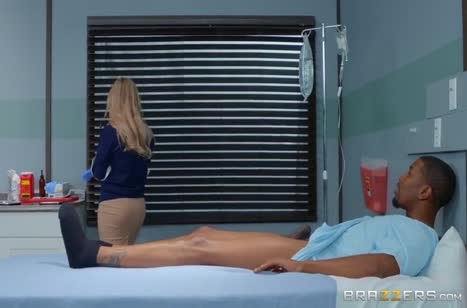 Докторша Ashley Fires опробовала черный пенис пациента