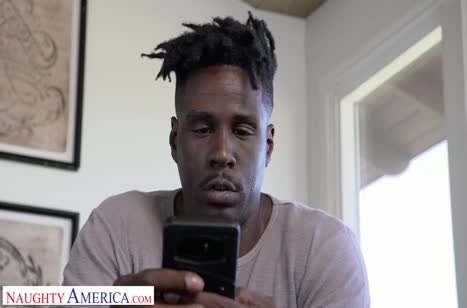 Фигуристая бабенка страстно шпилится раком с негром и ловит кайф