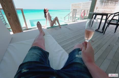 Лакшери Герл красиво трахается у бассейна