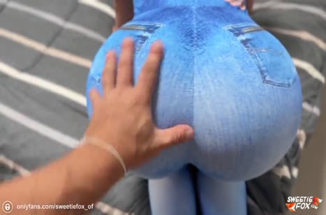 Спортивная попка этой девочки заслуживает смачной порки