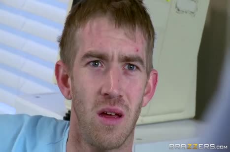 Зрелая Джулия Энн совращает коллегу прямо на рабочем месте