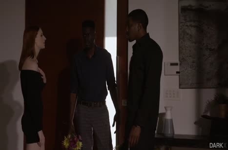 Рыженькая сучка Alex Harper прокатилась на двух черных членах