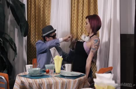 Anna Bell Peaks разняла мужиков в драке при помощи сисек