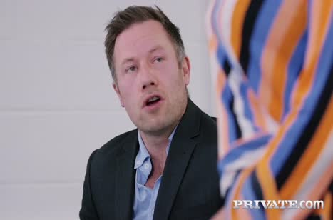 Начальница Sienna Day соблазнила сотрудника на трах в офисе